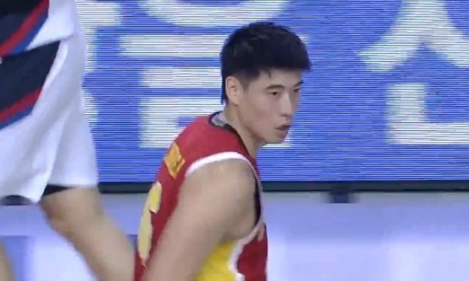 中国男篮76-90韩国遭四坏消息！锋线+胡明轩没法看，防守被万人捅