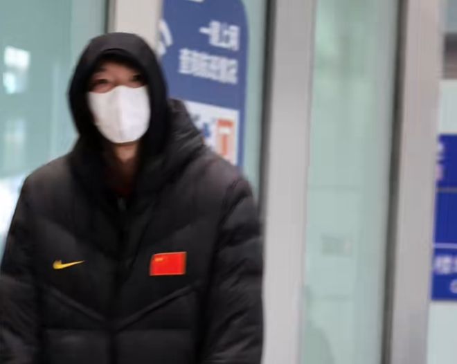 男篮回国！周琦曾凡博戴帽子，程帅澎一瘸一拐，全队心情低落！