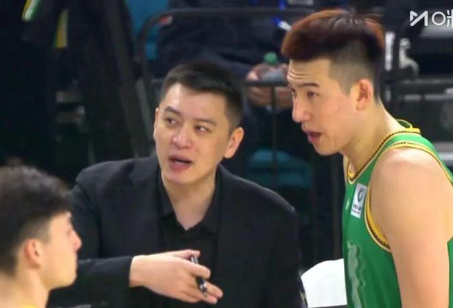 遼寧男籃11分完敗，布朗20+4關鍵時刻連續(xù)失誤，徐昕14+6防守高效