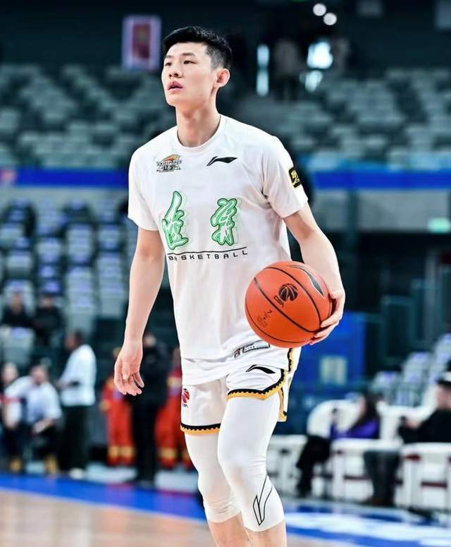 你可是國(guó)手啊！21分鐘5投0中0分0板，愧對(duì)楊鳴，球迷：還不如楊溢