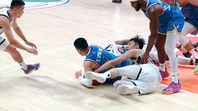 高詩(shī)巖驚艷3分，淘汰北京！CBA杯強(qiáng)強(qiáng)對(duì)話，1大外援引眾怒：走吧