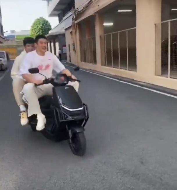 广东宏远标配！两新星完成入队仪式 球迷调侃厂家赶紧打钱