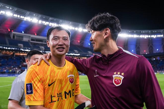 港乙己亚冠现形记：被狂射四十八脚，方知“三连冠”乃井底之蛙