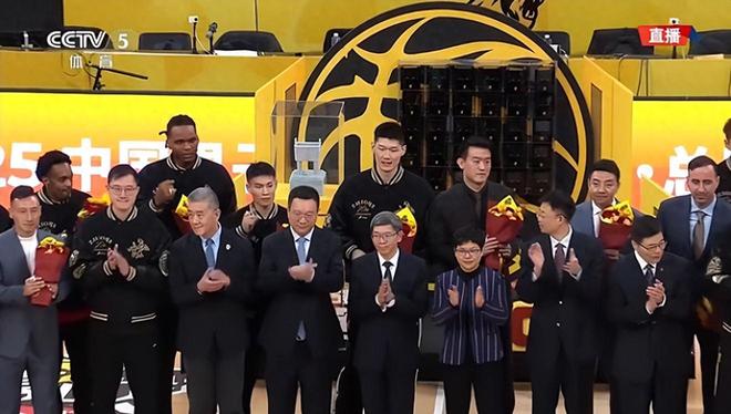 揭幕戰溫馨一幕！李春江受邀觀看廣廈總冠軍頒獎儀式，受熱烈歡迎