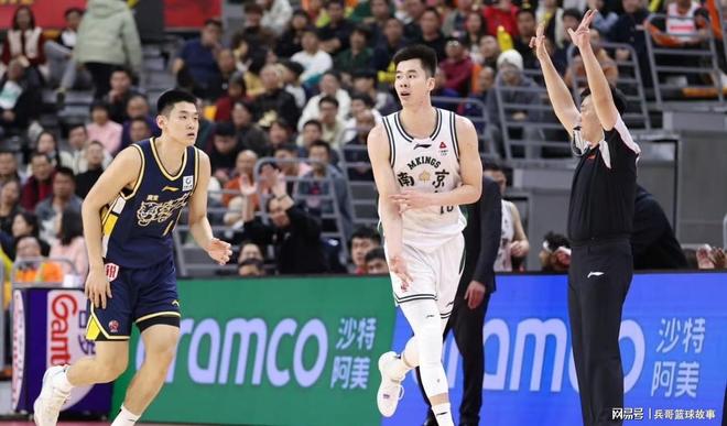 3分險(xiǎn)勝，廣東掀翻浙江隊(duì)！杜鋒振臂高呼，吳前絕殺失敗沮喪離場(chǎng)