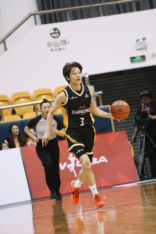 教練組在熱身！廣東女籃六連勝