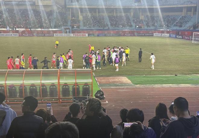 亞冠摟脖抱摔河內(nèi)球員染紅！28歲國安國腳遭重罰：禁賽4場(chǎng)罰款1萬