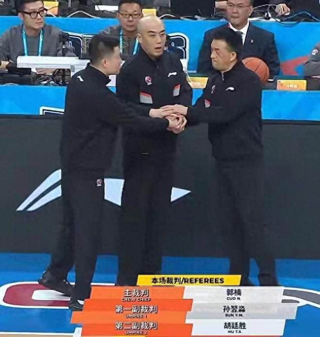 楊鳴怒火背后真相曝光：并非針對姜宇星，裁判低級失誤引籃協出手
