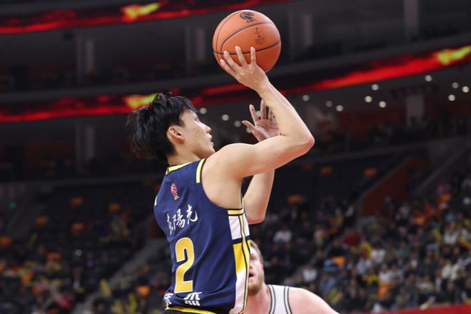 廣東險勝廣州開季3連勝！徐杰17分9助 郭艾倫9+4+3關鍵搶斷難救主