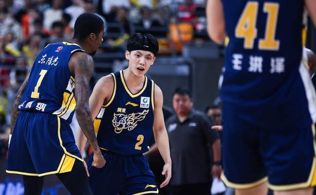 廣東男籃主場迎戰大黑馬！嚴防56分超級外援成關鍵，杜鋒衝四連勝