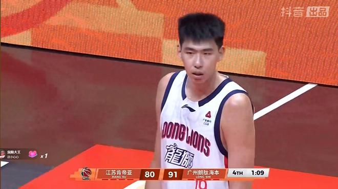 三月前被杜鋒怒罵，今爆砍27+14大號兩雙，一夜之間成為一流中鋒