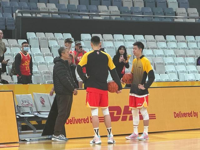 來考察誰？男籃主帥郭士強現身廣廈上海比賽現場