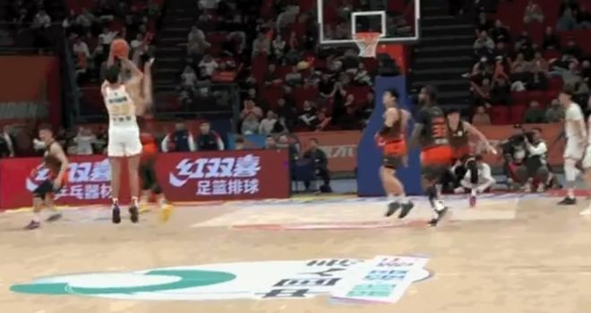 落後3分卻打2分戰術？山東後衛犯錯誤，還懟球迷！