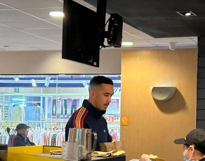 親和力！廣東大將被球迷偶遇 大方合影 被調侃想念家鄉菜