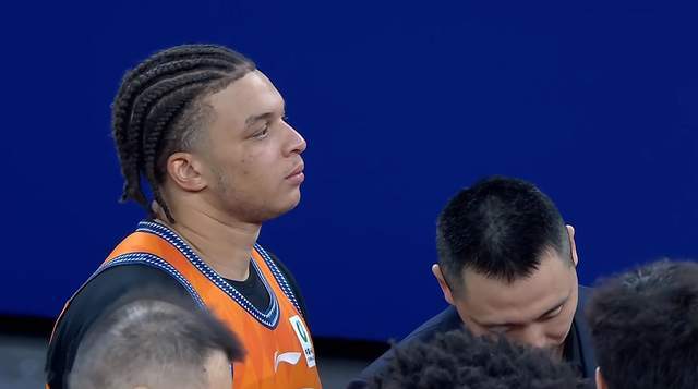 兩連勝，上海男籃重回正軌，洛夫頓18+5出手克製 進攻多點開花