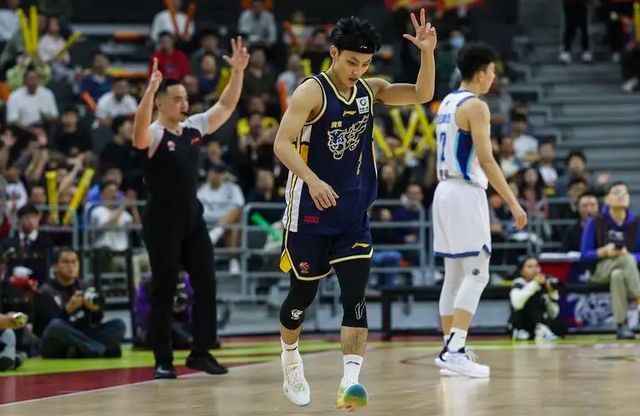 廣東男籃戰勝山東勝之不武，數據顯示裁判盡力了，有本事上胡明軒
