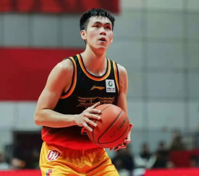 廣西“球王”CBA驚豔綻放 龐崢麟成江蘇肯帝亞重建核心