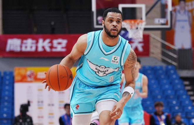 郭士強觀戰！青島逆轉山東獲3連勝 韋瑟斯龐24+6+13高詩岩6分