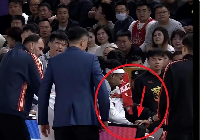 薩林傑搶走戰術板，杜鋒和外籍助教都乖乖聽著，戰術成功了，贏了