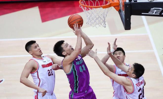 齊魯大戰一觸即發，邱彪硬剛劉維偉，山東男籃以內線為主三分為輔