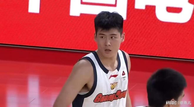 飛踹+肘擊！迪亞洛單核“打廢”廣東隊，朱芳雨該簽回張明池了！