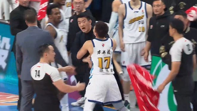 還原王博衝冠一怒！周琦耍小伎倆成功，中國頭號新銳裁判遭怒噴