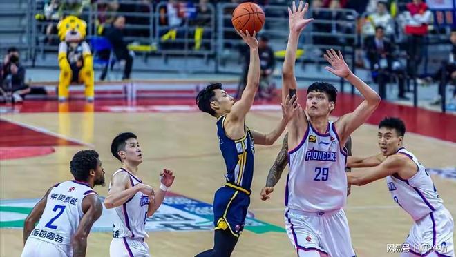 真相大白！廣東男籃8連勝領跑CBA原因曝光，徐傑很棒郭士強看不上