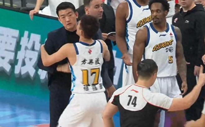 賽季首敗，奪冠大熱門不敵衛冕冠軍，元旦大戰對決聯盟領頭羊