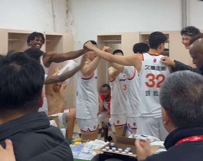 大勝遼寧更衣室！上海全員笑開花，李弘權承擔核心角色，氛圍極佳