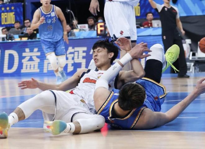 杜锋：徐杰软组织挫伤还需观察，奎因大腿拉伤还需一周恢复