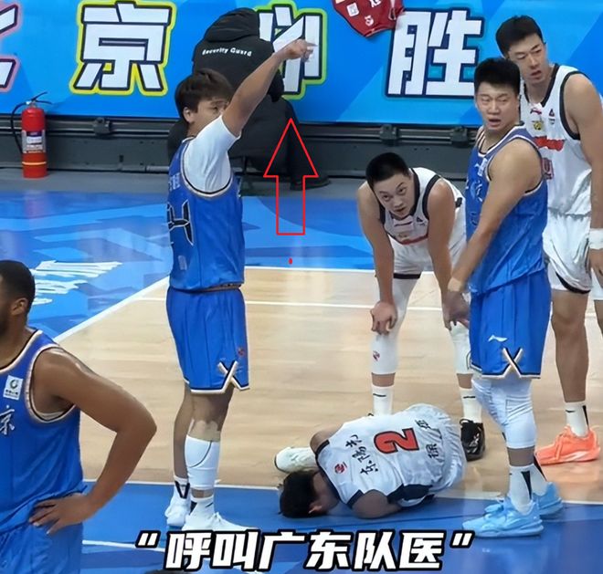 患难见真情！赵睿着急为徐杰叫队医 周琦却选择默默离开