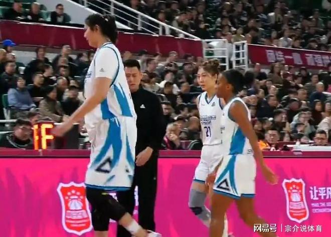 原形畢露？中國女籃第一人全場最差，拖累球隊連輸兩場倒數太尷尬
