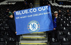 表達不滿，客戰富勒姆時切爾西球迷拉起“BlueCo Out”旗幟