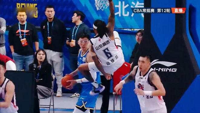 壓哨絕殺！暴扣周琦！珀塞爾絕殺北京，山東俊才：令央視讚不絕口
