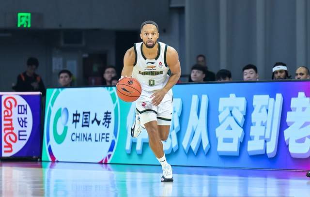 該出手時就出手！楊鳴不忍了，遼籃裁掉2人，新援打廣東有望首秀