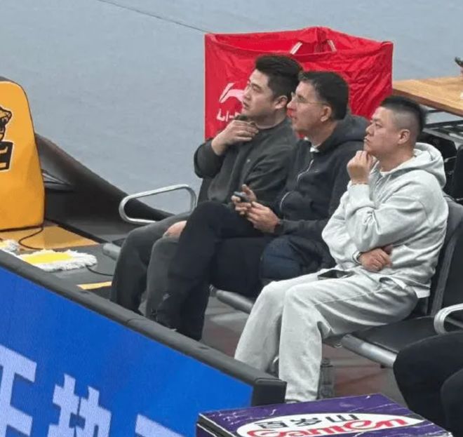 新疆潰敗做重大改變！格蘭觀戰，全隊上場供考察，急需改變攻守！