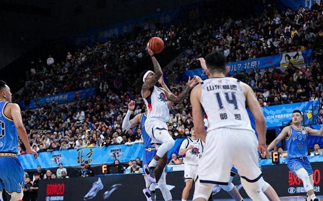 3次衝突！山東外援挑釁周琦，雷蒙幫隊友報仇，曾凡博成輸球罪人