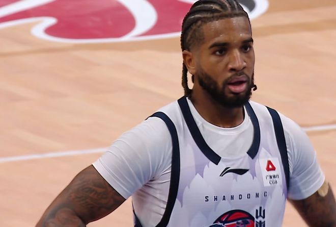 太硬了！山東男籃絕殺北京，珀賽爾隔扣周琦又絕殺，新星也發威