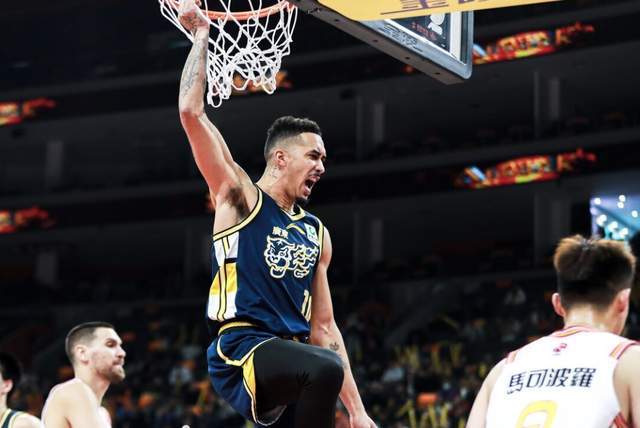 CBA排名大變天！上海逆襲衝上第一，首鋼再遭打擊，黑馬殺出重圍