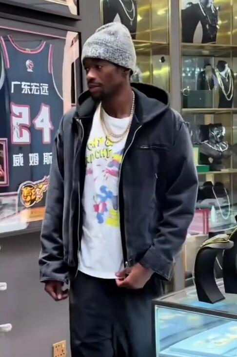 消費一把！廣東大將珠寶店買金鏈子 球迷調侃真假