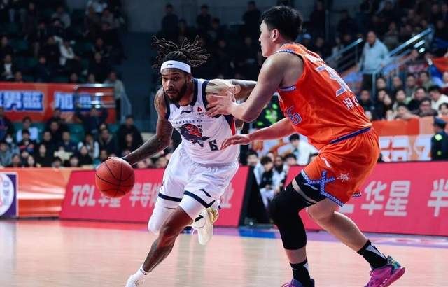 轟22分+致命絕殺！山東男籃頂級外援誕生，率隊5連勝掀翻奪冠大熱