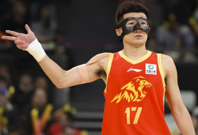 並列最佳戰績！廣廈最多領先23分大勝新疆 孫銘徽怒摔麵具吃T