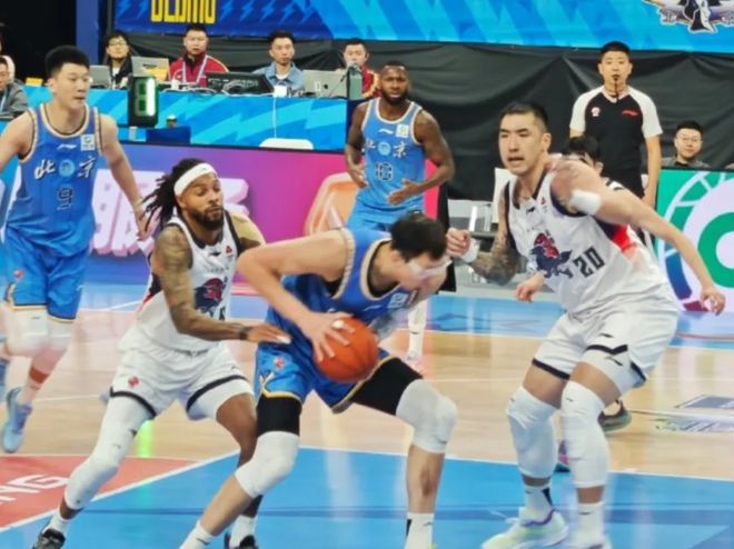 目送對手壓哨絕殺！北京前鋒迷失，周琦暴怒！