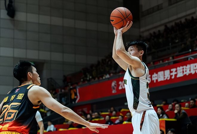 也沒說換你啊，大莫6中6席卷14分21板，楊鳴正式表態