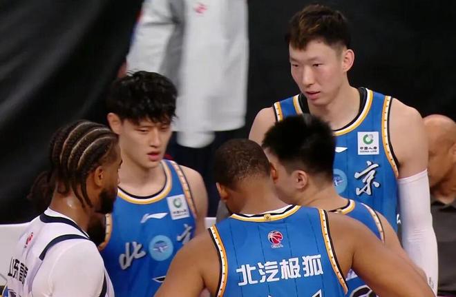 CBA爆大冷！山東2分險勝北京，周琦遭隔扣，超級外援22分讀秒絕殺