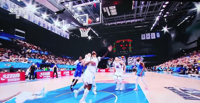 籃球新視角：87：85絕殺！後衛珀塞爾隔扣中鋒周琦，太精彩了！