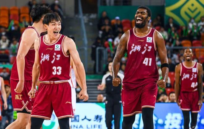 浙江男籃20分大勝，北控攻防全崩失誤多，張慶鵬帥位不保！
