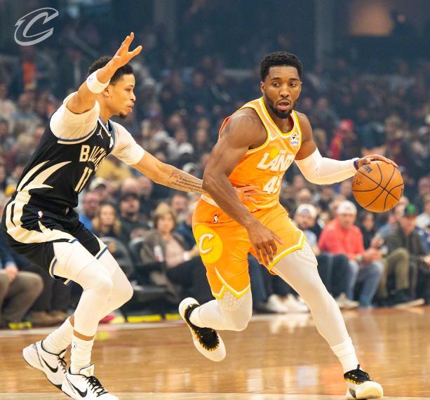 字母哥伤退米切尔37+5+7，骑士双杀雄鹿，主场虎视眈眈静待火箭