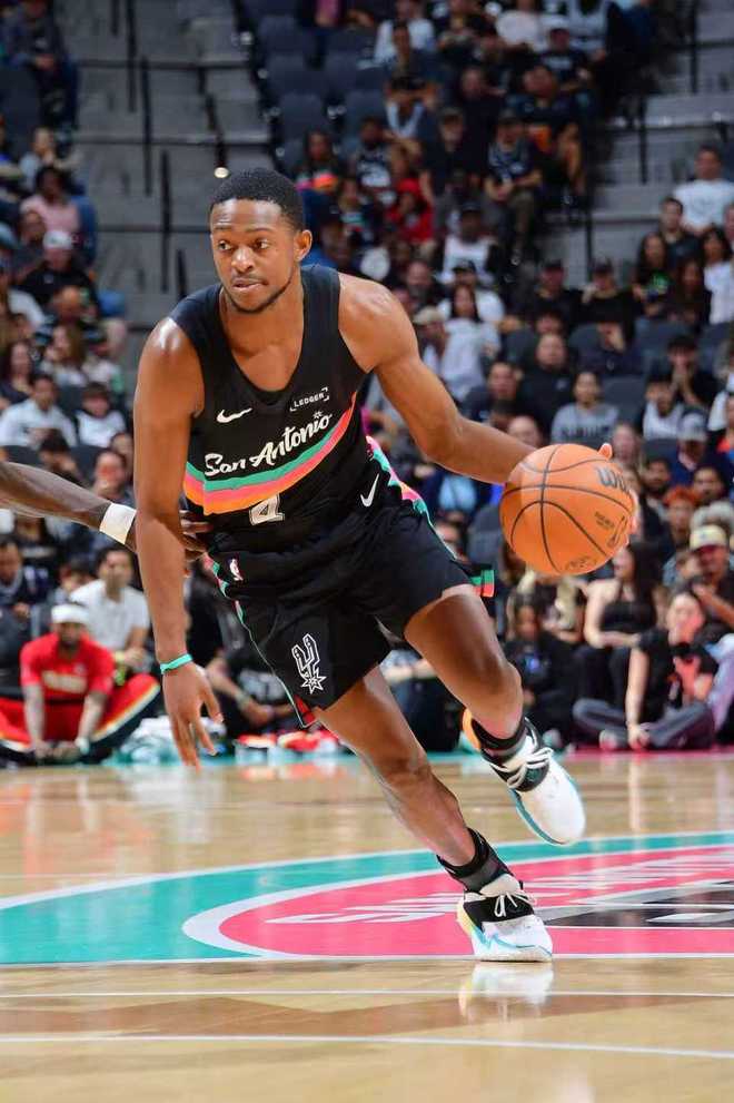 文班缺席马刺力克老鹰3连胜 沃克38分生涯新高福克斯26+9