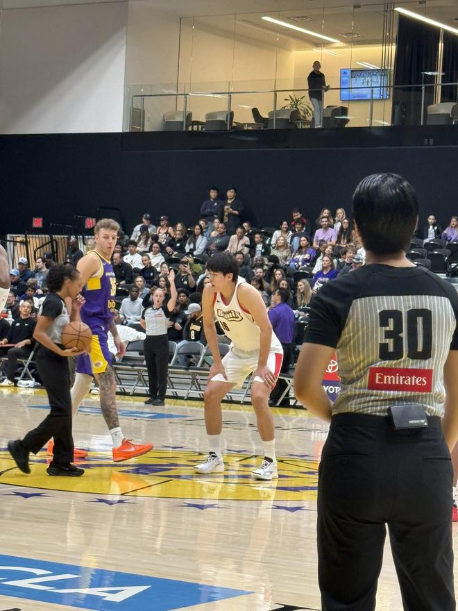 次节觉醒，杨瀚森半场8中3得9分6板1助3帽3失误，正负值-3